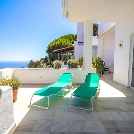 Three Bedroom La Mairena Elviria Apartment *