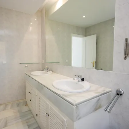 Three Bedroom La Mairena Elviria Apartment Ojen