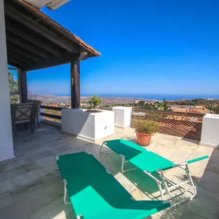 Three Bedroom La Mairena Elviria Apartment