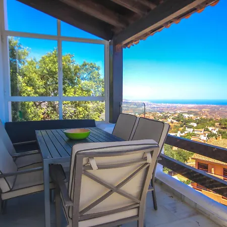 Three Bedroom La Mairena Elviria Apartment *