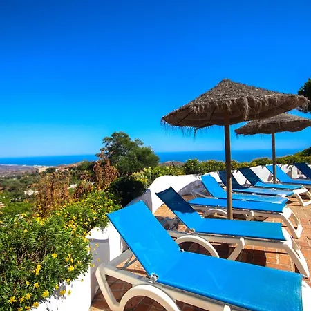 Three Bedroom La Mairena Elviria Apartment *