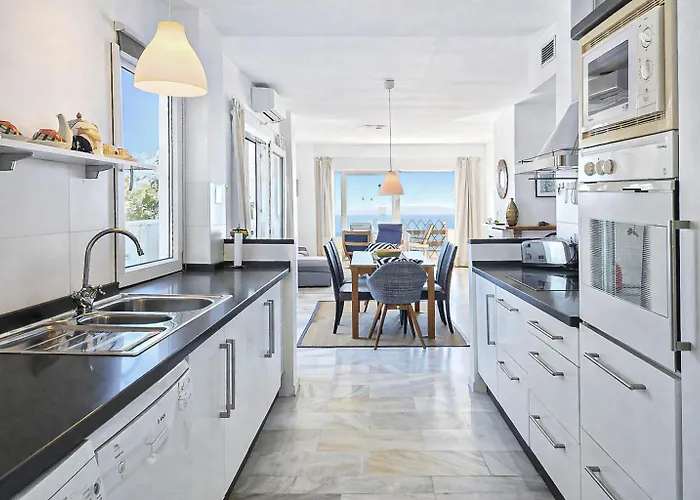 Three Bedroom La Mairena Elviria דירה *